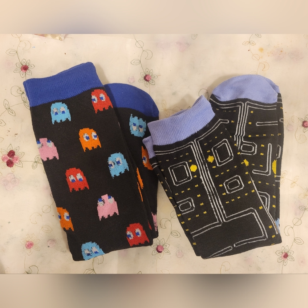 NWT 2 pair Pac Man socks bundle. 2 pair of gaming crew socks. Pick ur pairs!!